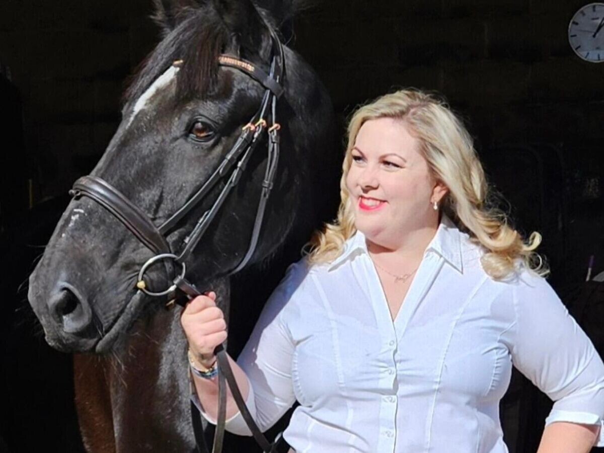    Эми Хоуленд со своей лошадью по кличке Жасмин© Фото : соцсети Эми Хоуленд