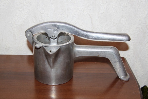 1.       Ручная соковыжималка. Источник фото: https://pikabu.ru/\