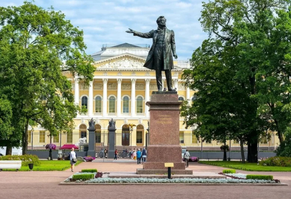 Памятник А.С.Пушкину на площади Искусств 