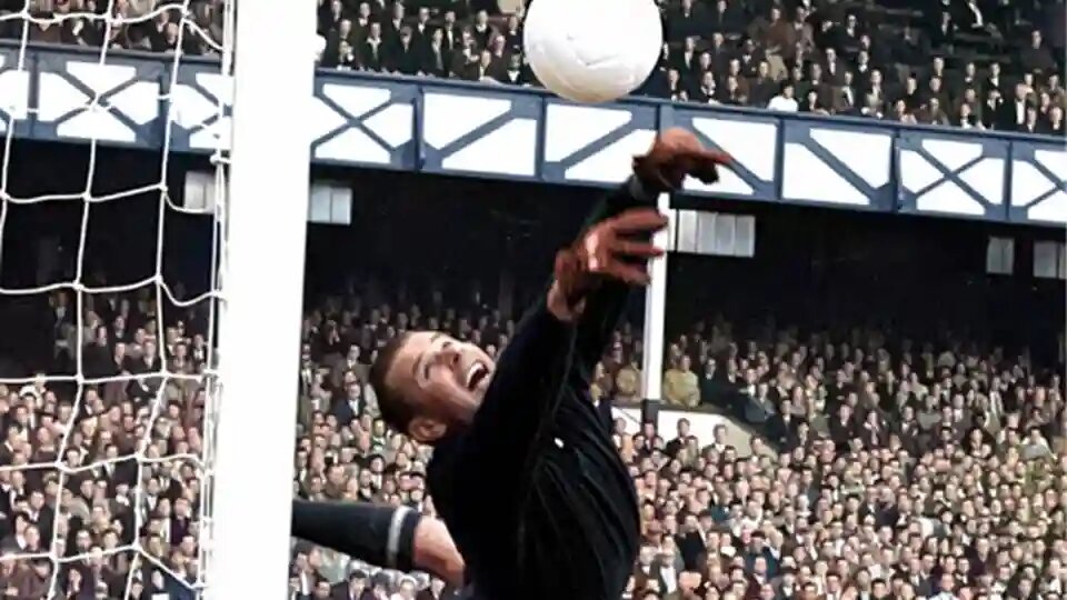 Лев Яшин постоянно носил кепку, но во время матчей надевал ее не всегда. Партнеры Яшина рассказывали, что на старой динамовской арене поле было развернуто неправильно и солнце часто слепило глаза. На фото - момент игры 1960 года/©Владимир РОДИОНОВ/РИА Новости