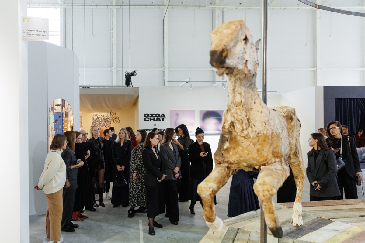    В Москве открылась 12-я ярмарка современного искусства Cosmoscow (фото 1)