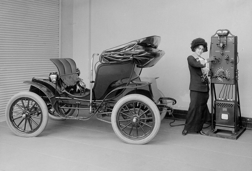 Зарядка электромобиля. Лондон, 1917 год.