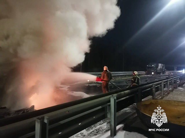 На М-11 в Тверской области – серьезная авария с участием двух грузовиков