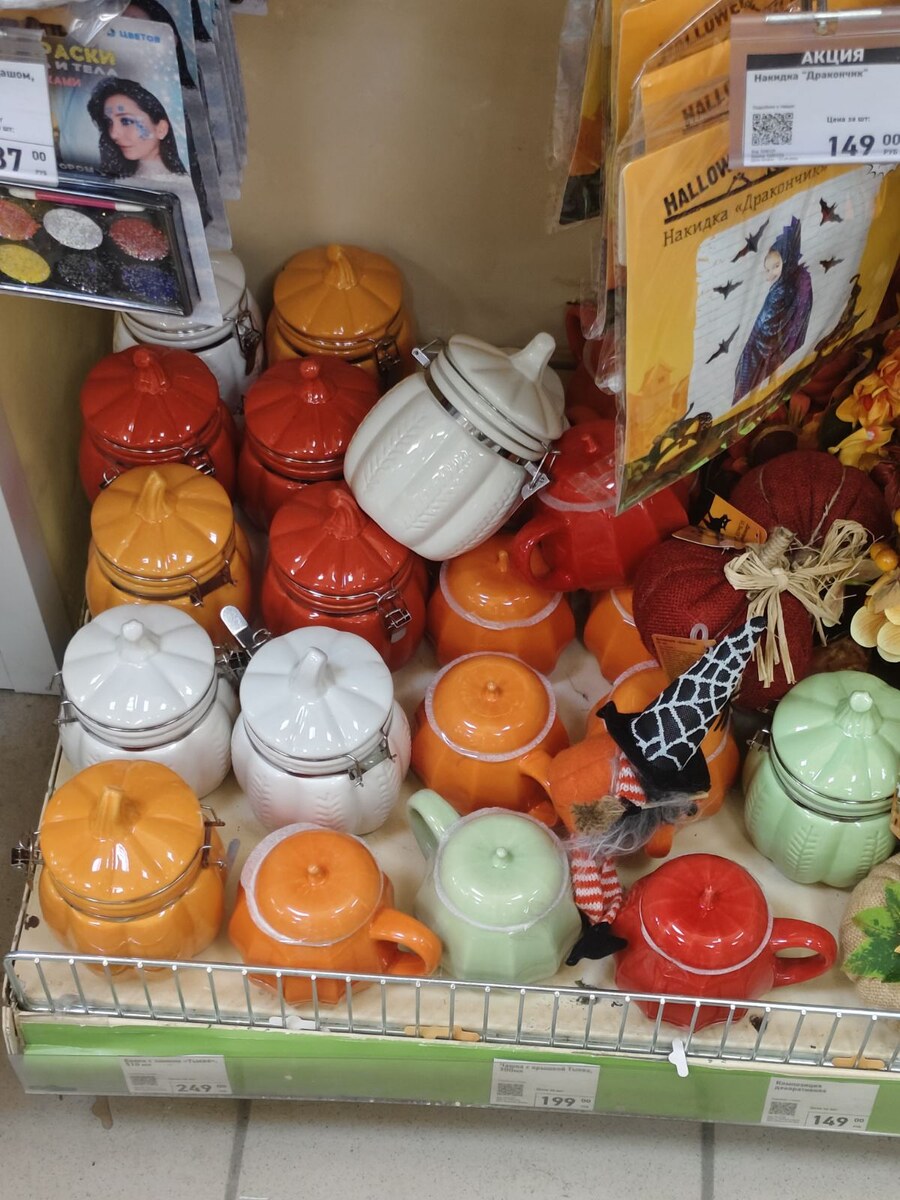 Фото из личного архива. Сахарницы, чашки, блюда, заварники.. Масса всего тематического