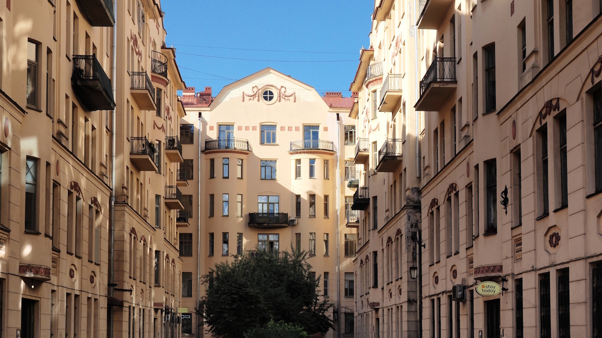 Парадный двор дома в Санкт-Петербурге на Рубинштейна 23