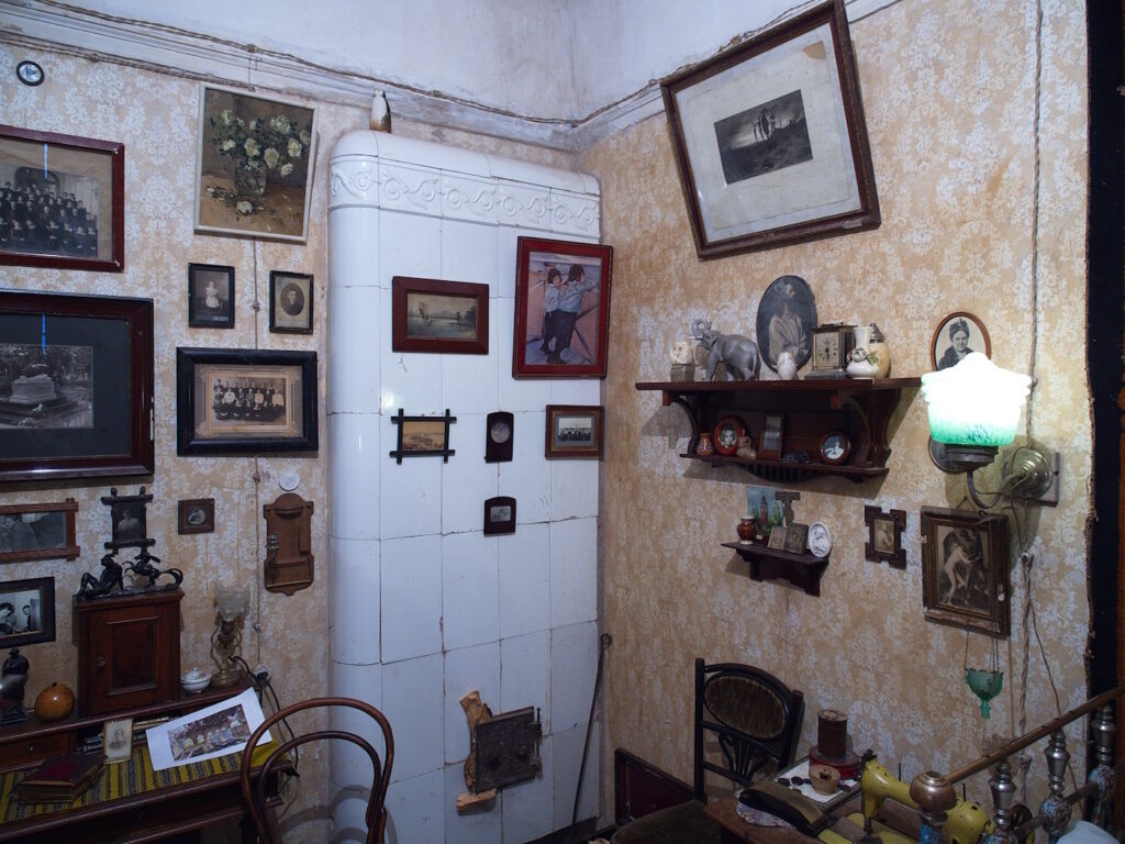 В коммунальной квартире Санкт-Петербурга, сохранившей антураж конца 19-го — начала 20-го века