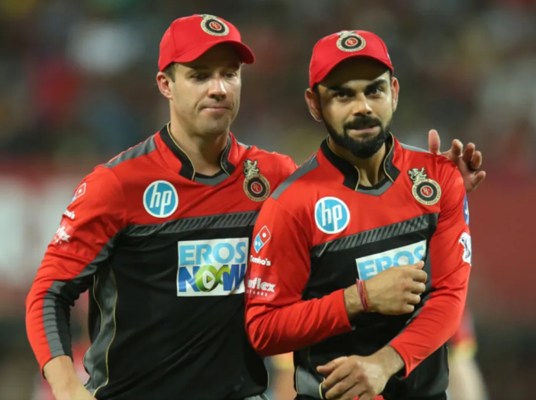 Легенды мирового крикета ЭйБи де Вильерс (слева) и Вират Коли (справа)