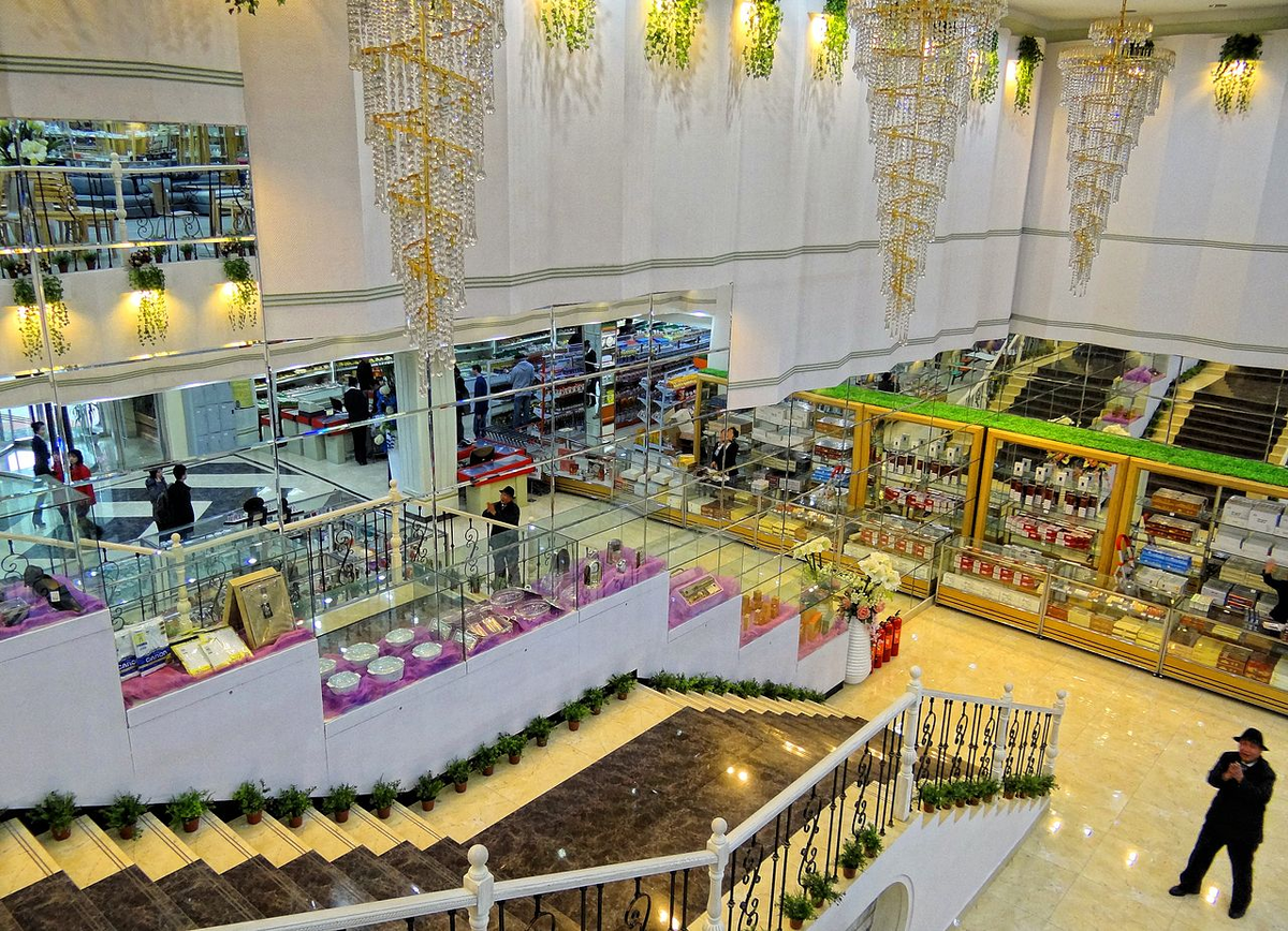 Вид с первого этажа на цокольный, весна 2014-го года