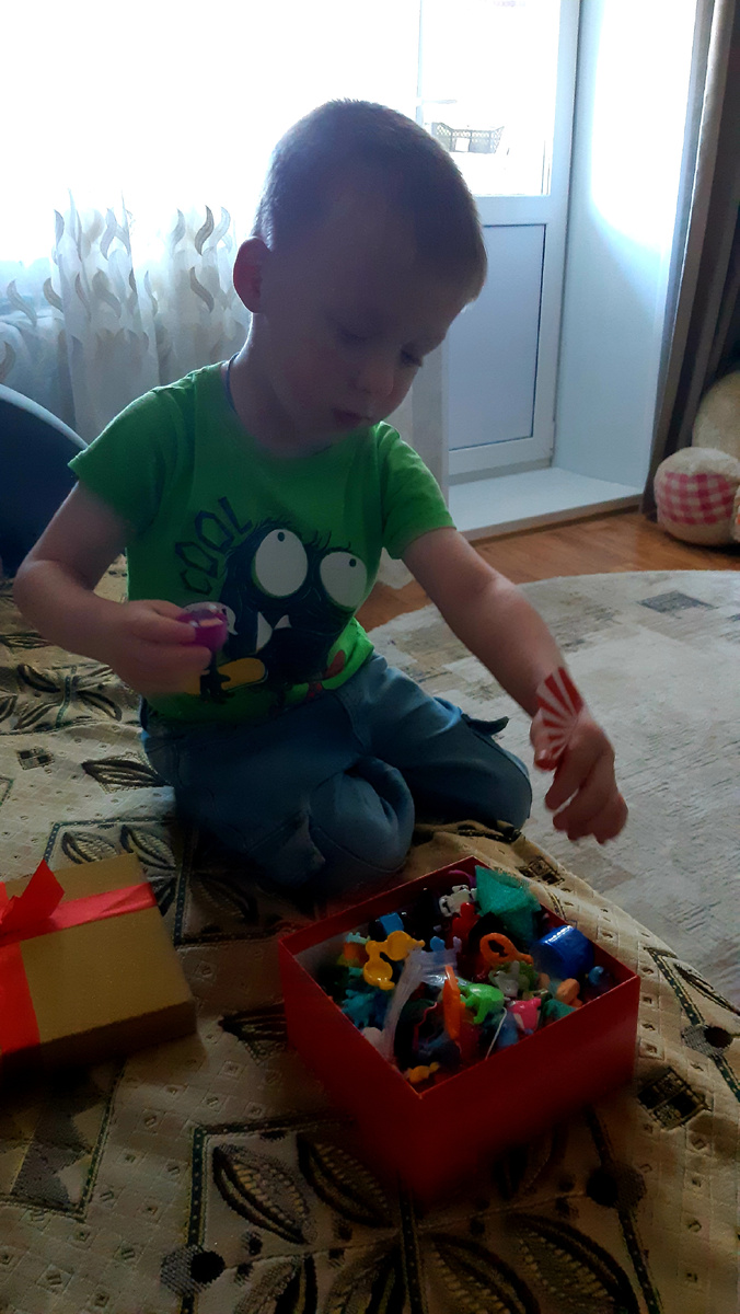 Слава разбирает киндер-игрушки