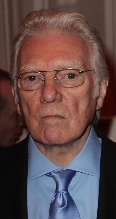 Смотрит так, словно ты ему должен денег