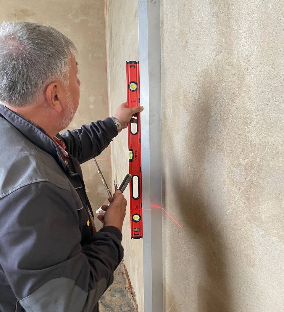 Контроль качества оштукатуривания в квартире