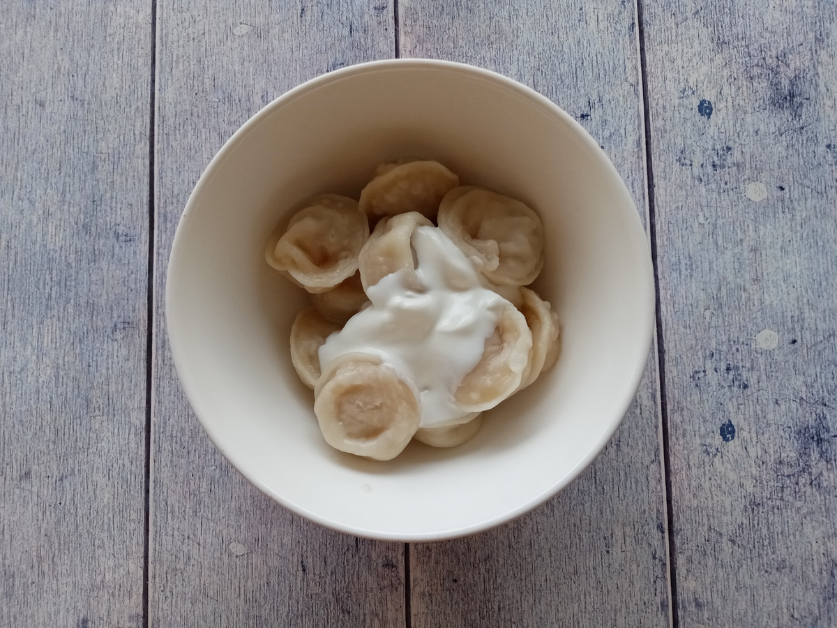 Обед. Пельмени со сметаной.