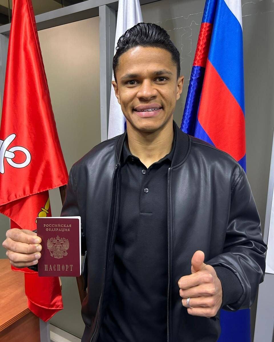 Защитник "Зенита" Дуглас Сантос. 