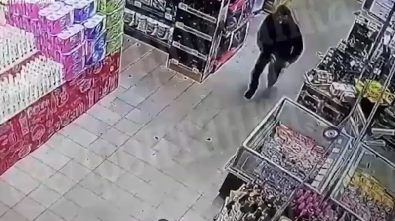    В питерском магазине местный психопат устроил кровавую резню ножами