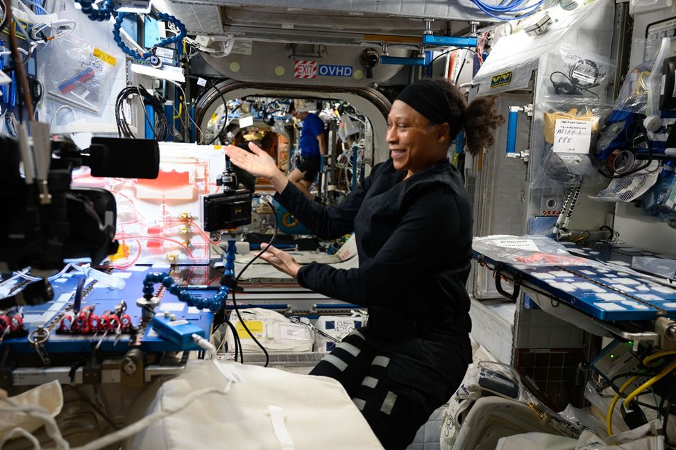 Джаннета Эппс проводит эксперимент Plant Habitat. Фото: nasa.blog.com