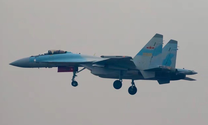 До нынешних пор приобретали Су-35 только Китай и Алжир. Самолёт индивидуально находится под жесткими американскими санкциями. Фото ВВС НОАК