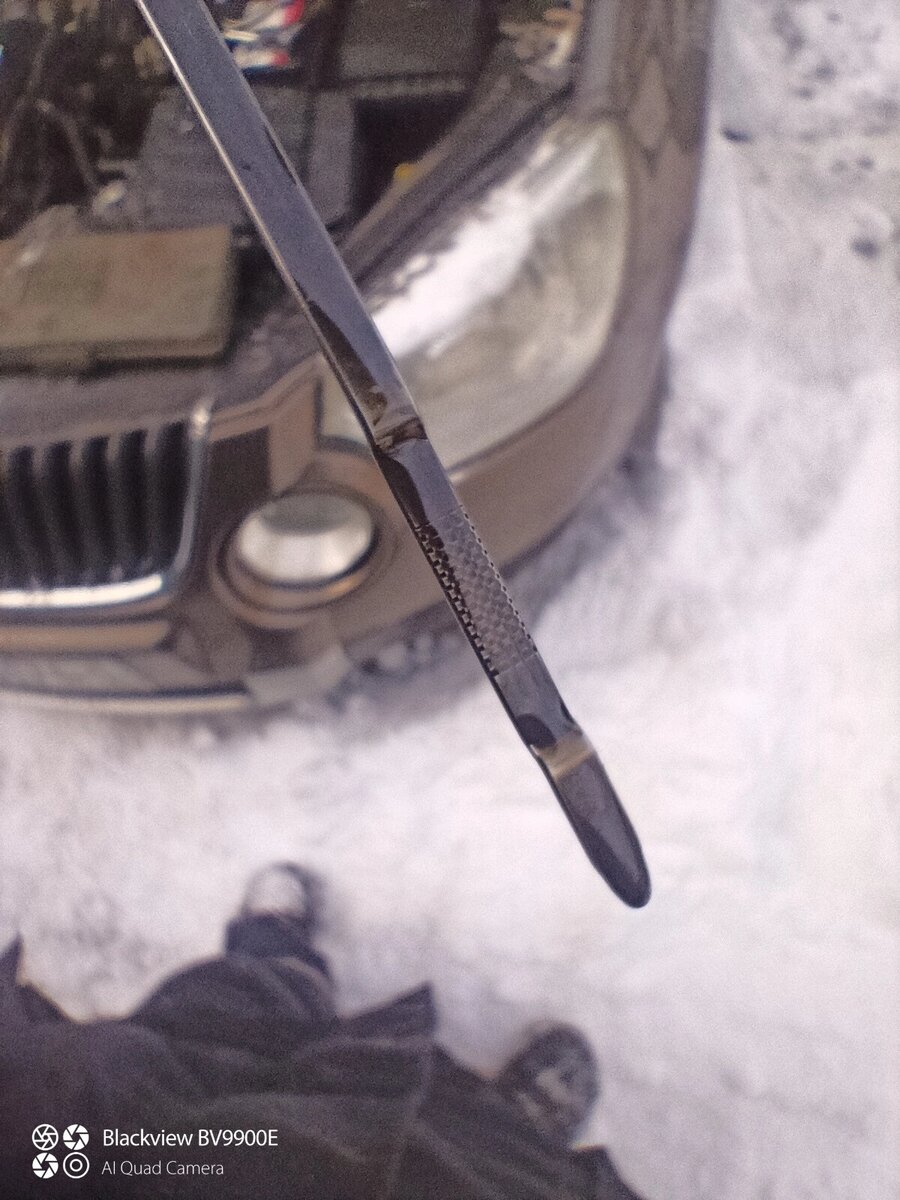 Щуп пахнет бензином