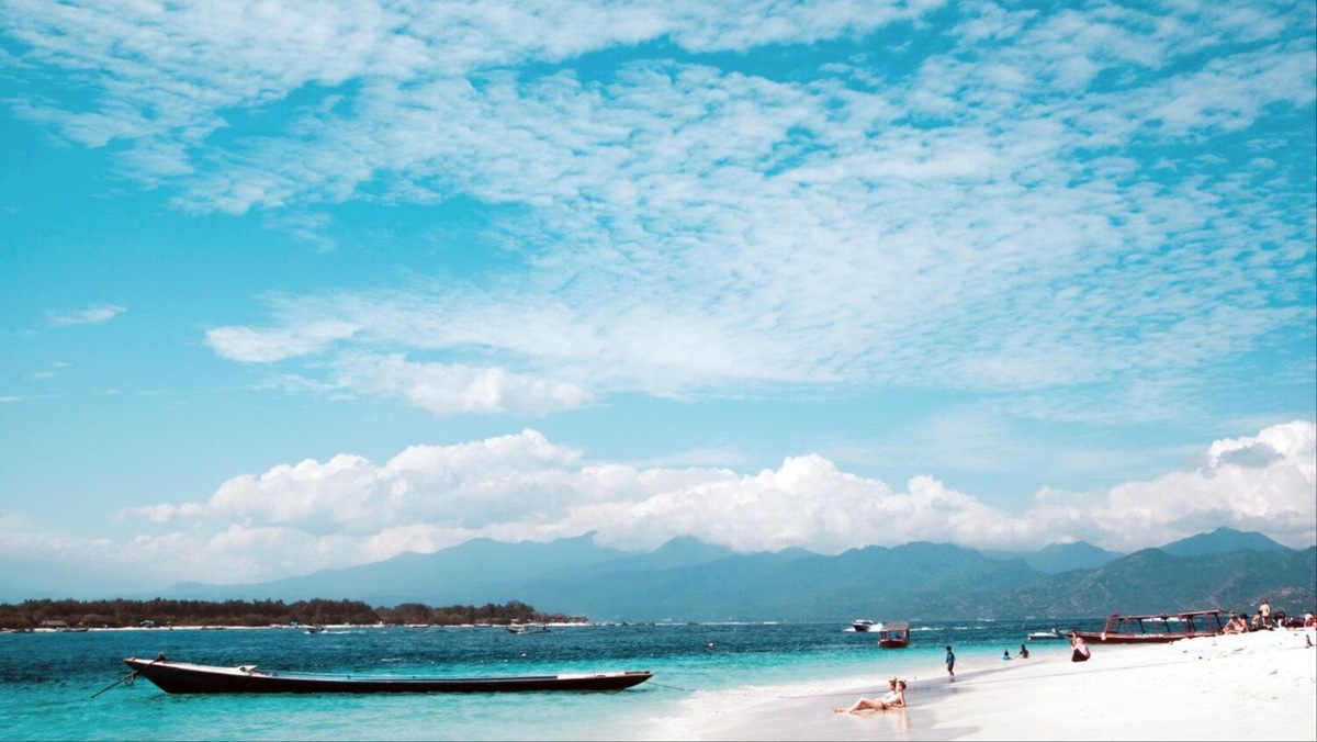 Идеальные пляжи — те, которые полностью отвечают описанию «райские», ждут туристов на островах Гили. Доехать туда можно всего за два часа на лодке из портов Бали в Сануре и Падангбае. Фото: Halayalex / Freepik