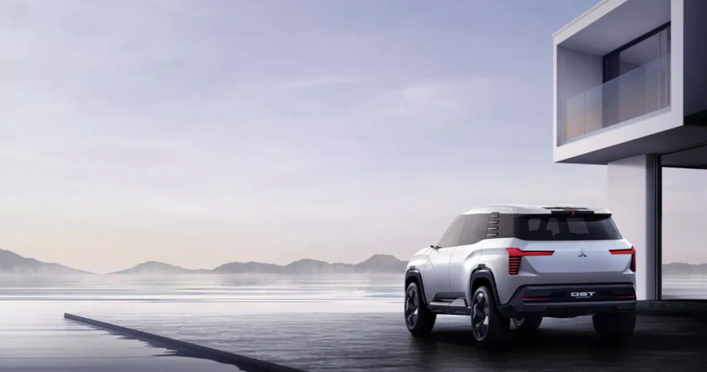 Новый Mitsubishi DST для рынка Юго-Восточной Азии в настоящее время носит статут концепт-кара. Однако, как сообщается, серийный вседорожник будет во многом идентичен концепту. Старт серийного производства намечен на следующий год.