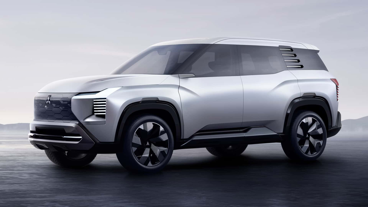 Новинка Mitsubishi: большой трехрядный SUV!