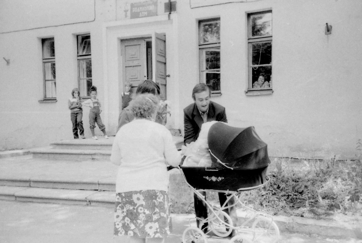 Фотка из 80-х))) Встречают из роддома) Открытый источник Яндекс