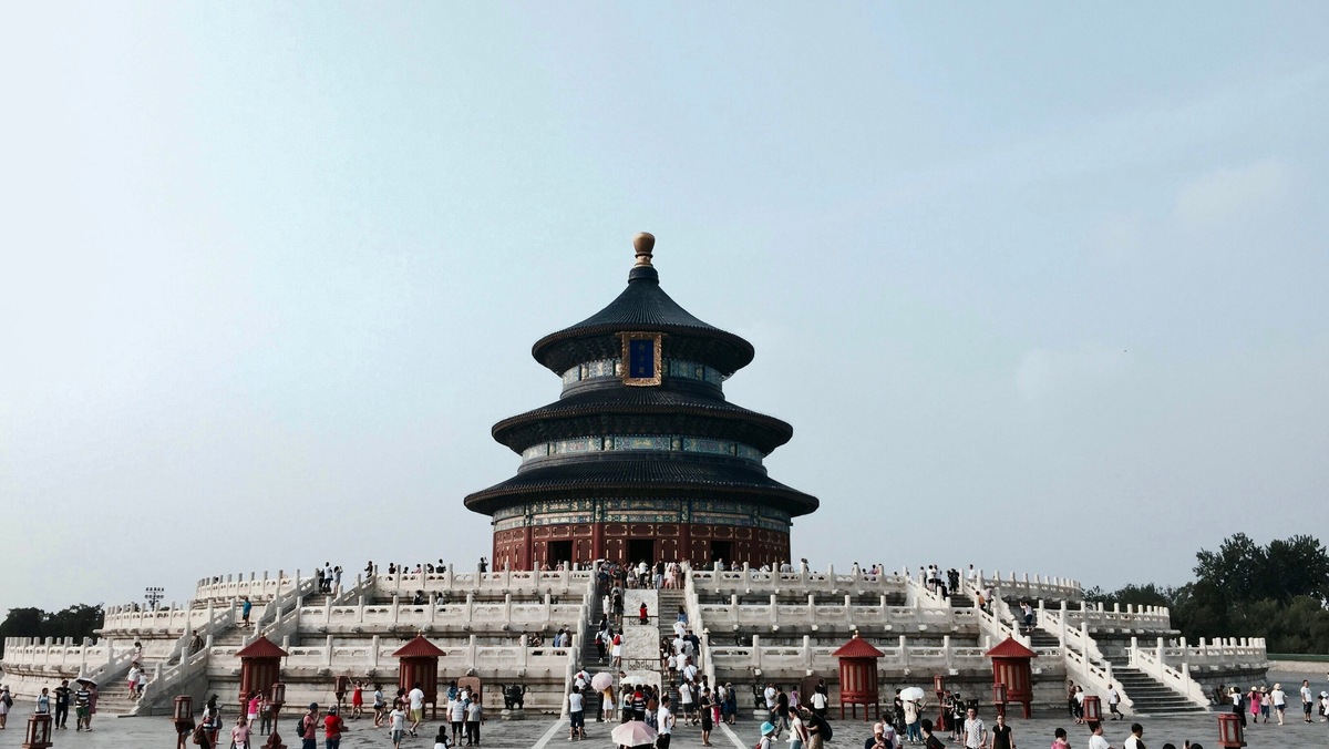 Круг для китайцев всегда был символом Неба, поэтому здания выполнены в такой форме. Фото: Ayrton Tang / Unsplash 