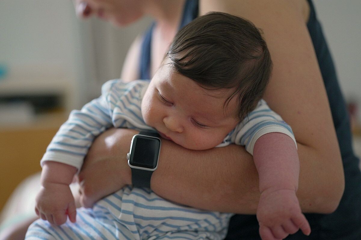 Новорожденные спят много и в любых условиях. Наслаждайтесь — это не продлится долго. Источник: Shutterstock📷
