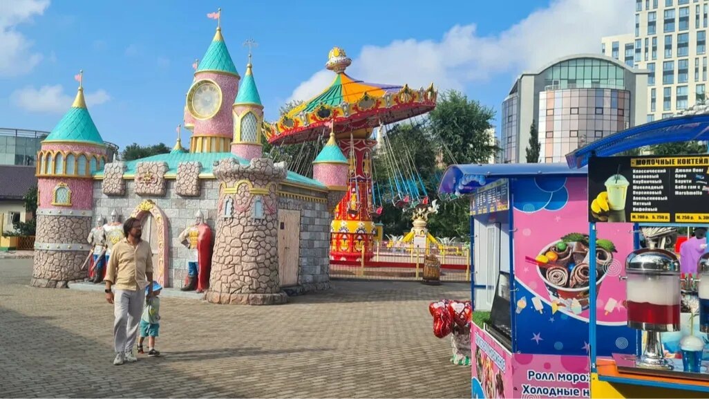 В парке помимо каруселей есть тематически оформленные зоны с замками и рыцарями. Фото: Expert / Яндекс Карты