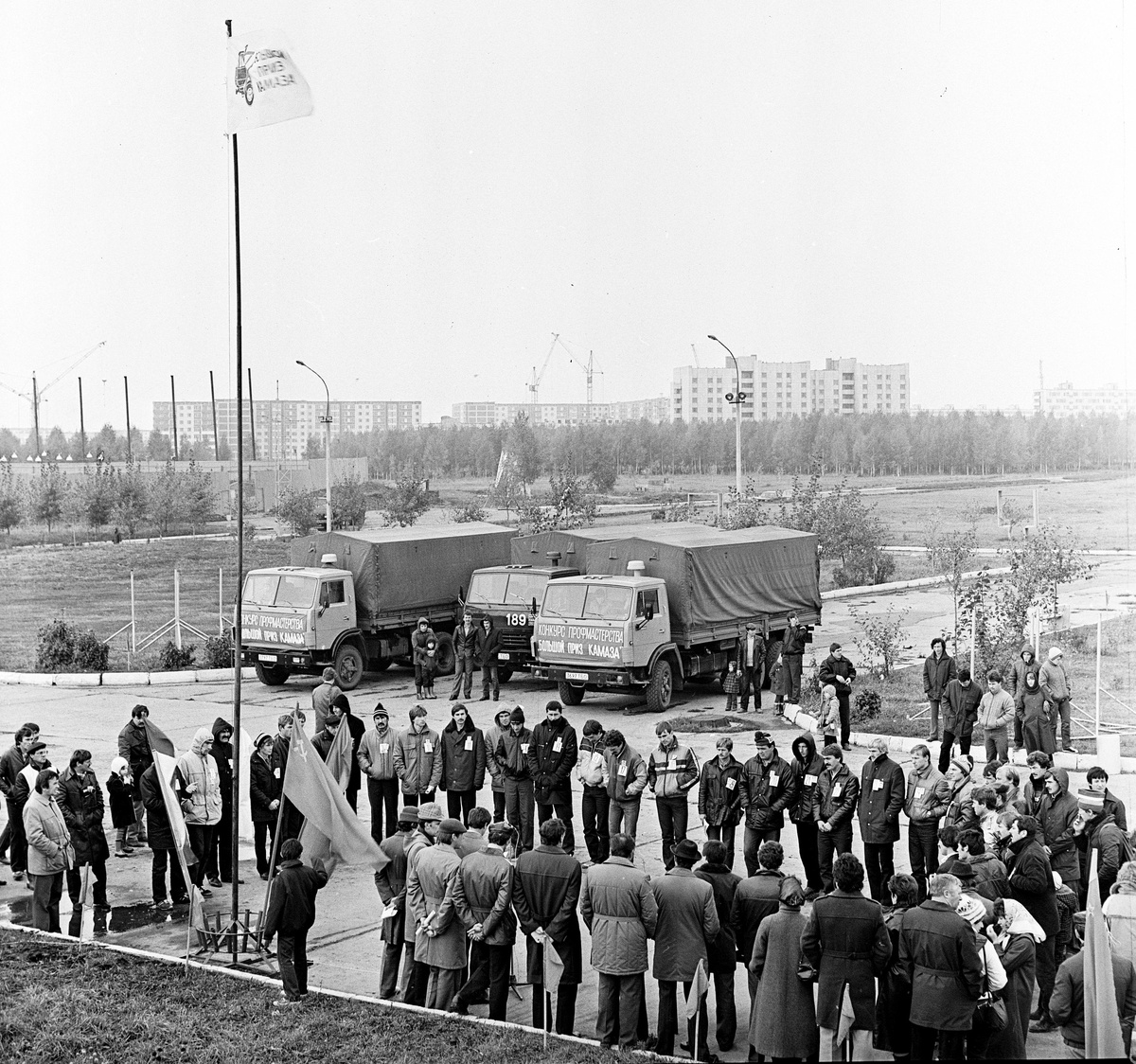 Создание "Камаза": История, технологии и характер

КамАЗ, что расшифровывается как Камский автомобильный завод, на протяжении более пятидесяти лет занимает значимое место в автомобильной промышленности России. Этот гигант грузового автомобилестроения стал символом надежности и выносливости, а его разработки активно используются в современном транспорте, строительстве и даже в военной сфере.

История КамАЗа началась в1969 году в Набережных Челнах. Завод был построен с целю удовлетворения растущих потребностей в грузовом транспорте. Первые автомобили, сошедшие с конвейера в 1976 году, быстро завоевали популярность благодаря своей высокой грузоподъемности и простоте обслуживания. Особенно стоит отметить, что конструкции КамАЗа позволяли эксплуатировать автомобили в самых жестких условиях – от сибирских морозов до пустынной жары.

Одной из отличительных черт КамАЗа является использование современных технологий в процессе производства. Завод активно внедряет автоматизацию и роботизацию на своих территориях. Это позволяет существенно повысить качество сборки и уменьшить количество брака. Применяются современные методики контроля качества, что, в свою очередь, обеспечивает надежность автомобилей.

Карманы для мастеров и опытных водителей создают легендарные модели, такие как КамАЗ-5320 и КамАЗ-65115. Они обладают двигателями мощностью от 150 до 400 л.с., а его конструкции могут адаптироваться под разные задачи: от перевозки грузов до участия в спортивных ралли. Например, всемирно известный "КамАЗ-мастер" неоднократно триумфировал на Дакаре, подтверждая высокие стандарты производительности и надежности.

Помимо технологий и моделей, важно отметить и социальную ответственность завода. КамАЗ активно участвует в экологических инициативах, стремясь не только к прибыльности, но и к заботе о природе. Производитель реализует программы по снижению выбросов, использует альтернативные источники энергии и разрабатывает автомобили с низким уровнем вредных веществ.

КамАЗ сегодня — это не просто завод. Это целый мир, где трудятся тысячи людей. Инженеры, конструкторы, рабочие — каждый из них вносит свой вклад в создание автомобилей, которые становятся неотъемлемой частью жизни каждого из нас. КамАЗ — это не только привычный для многих грузовик, это символ целой эпохи, где качество и надежность становятся главными приоритетами. 

В заключение, создание "Камаза" — это не просто процесс, это история успеха, смелости и инноваций. Именно такие компании, как КамАЗ, формируют будущее автомобилестроения в России и в мире, задавая высокие стандарты, к которым стремятся другие производители.