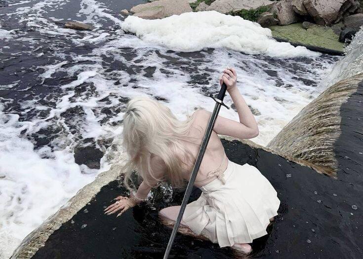 Фотосессия с Эскалибуром на Ниагарском водопаде требует жертв.