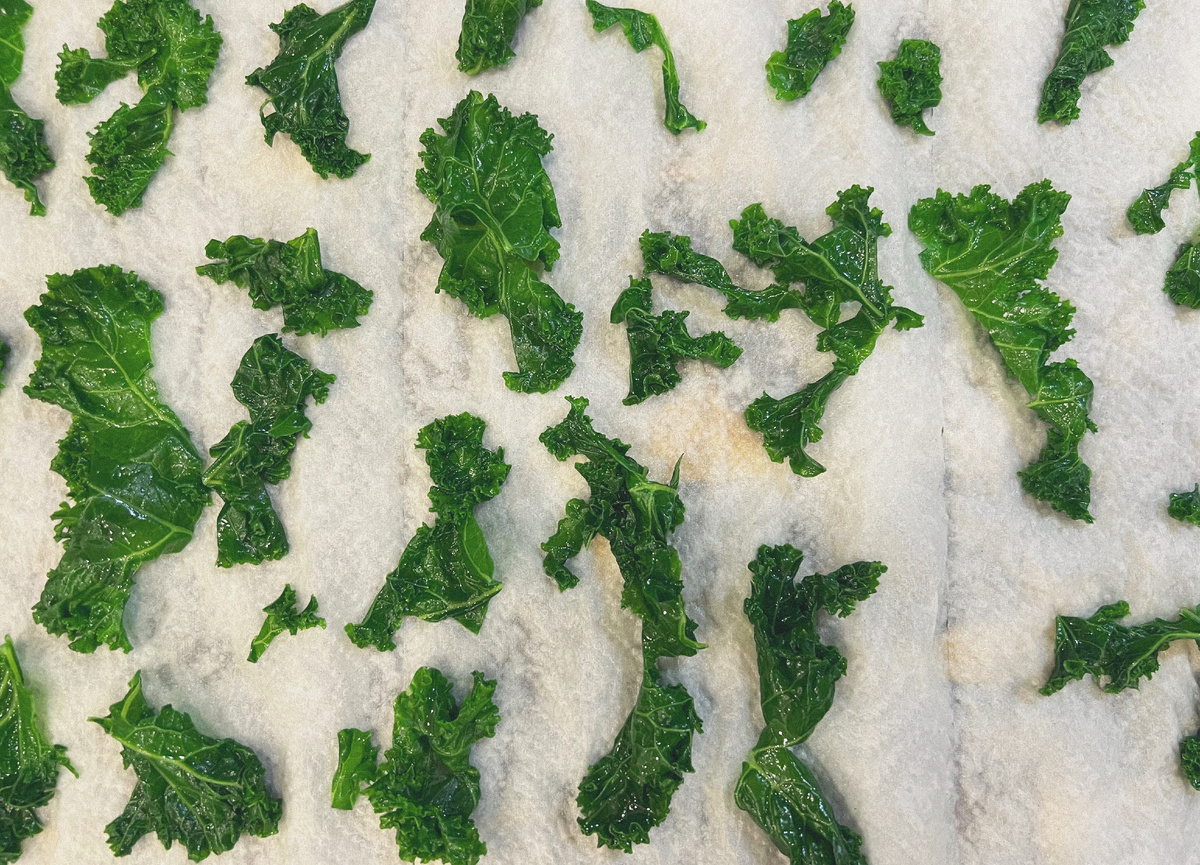 Наберитесь терпения. Я выкладываю капусту сначала на бумажное полотенце, промакиваю сверху тоже бумажным полотенцем, потом каждую еще раз промакиваю тканевым прежде, чем положить в тарелку.