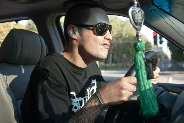 Рэпер Гуф (Алексей Долматов) в своем автомобиле, 2011 год / Антон Волков/РИА Новости