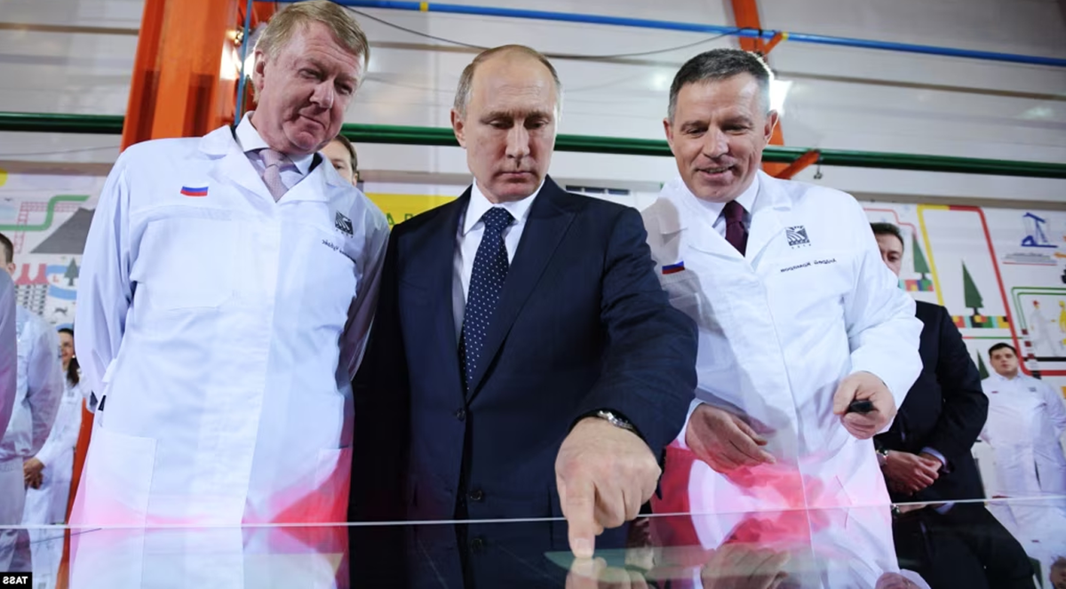 Всё началось в 2010 году, когда Анатолий Чубайс, руководивший на тот момент «Роснано», решил, что России нужен собственный инновационный планшет.