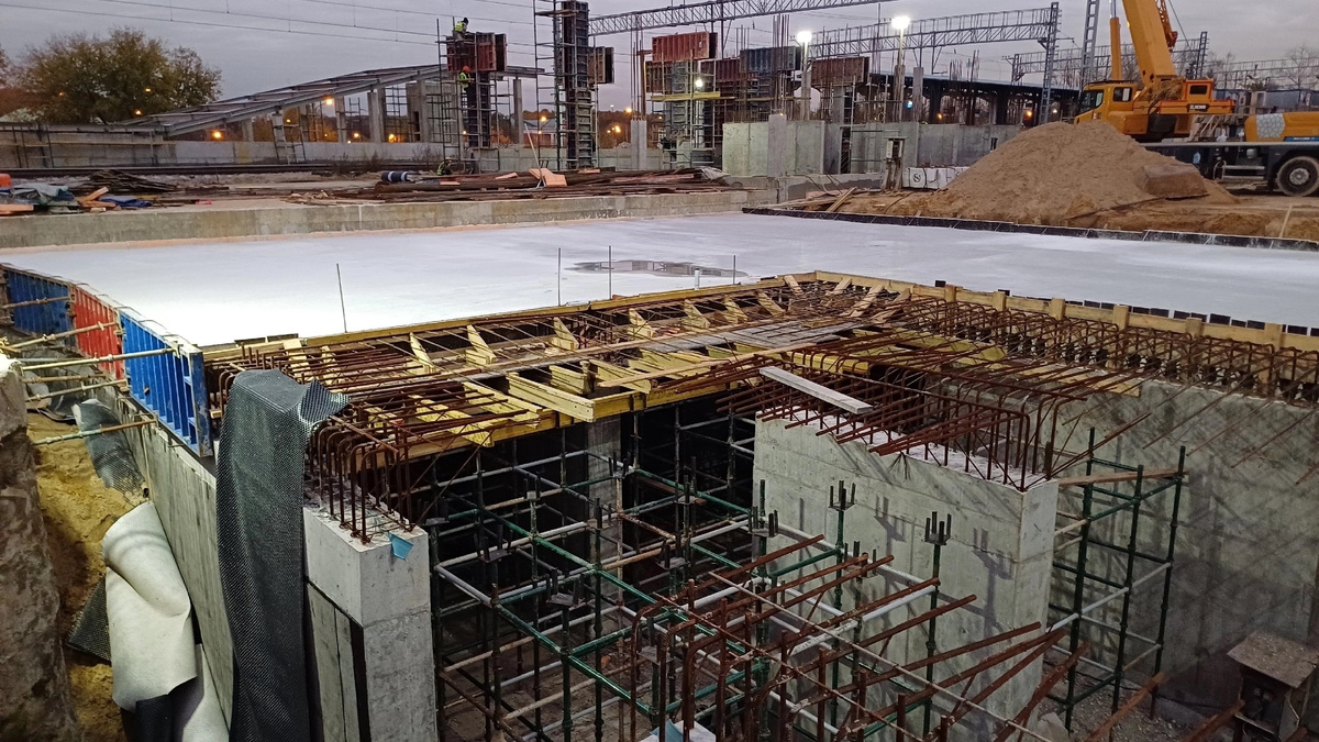 📷 1.1: Ведутся монолитные работы по перекрытию подземного вестибюля.