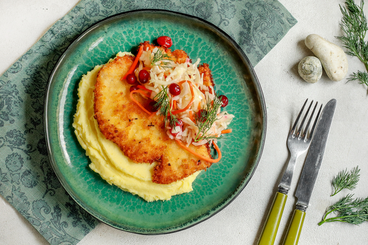 Отбивные из индейки в хрустящей панировке с квашеной капустой и картофельным пюре