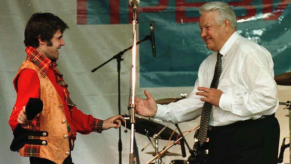 Певец Евгений Осин и первый президент РФ Борис Ельцин. 1996 год. (Фото: Alexander Zemlianichenko/ AP)