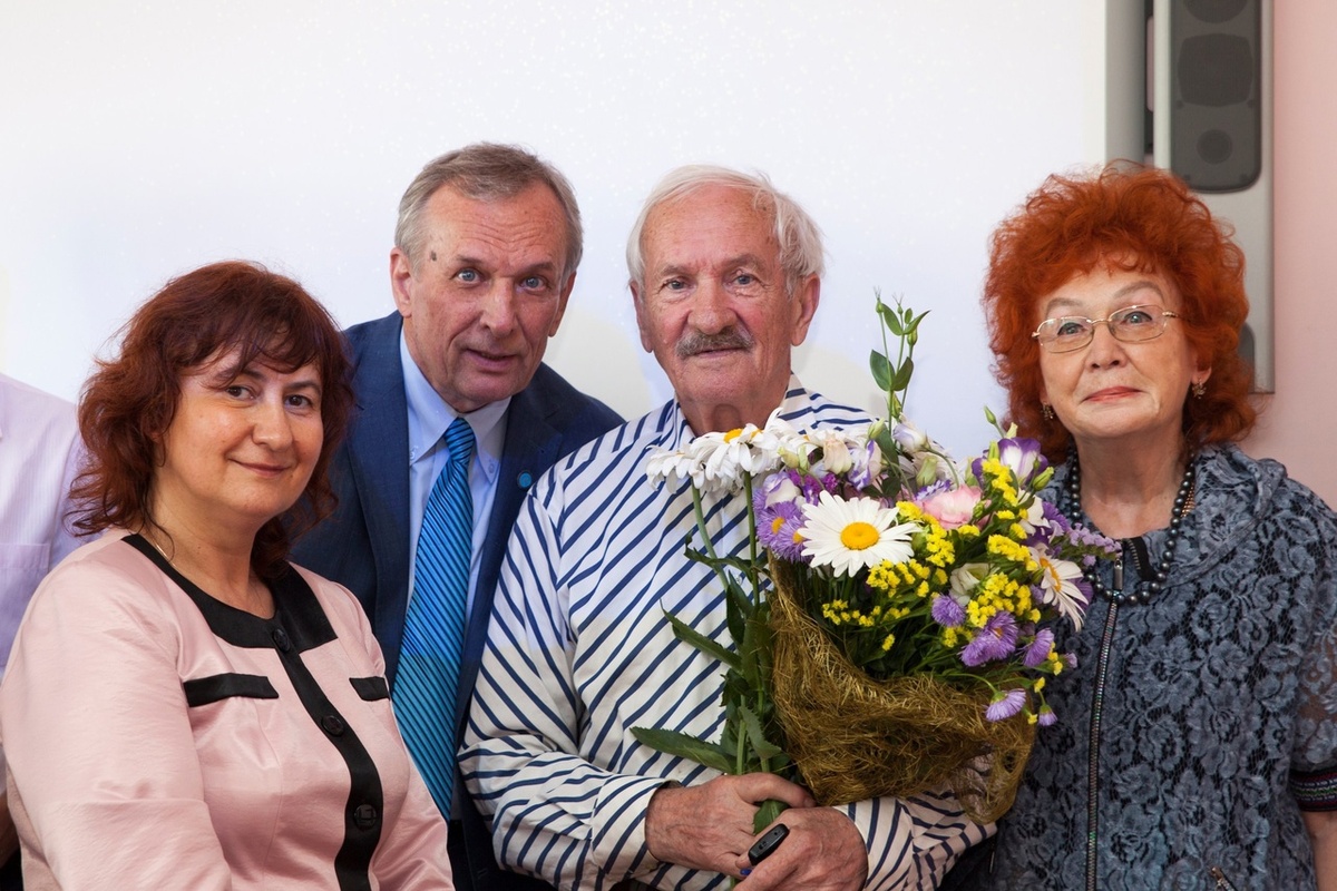 Фото из архива Лихоносовской конференции. Виктор Лихоносов среди почитателей своего таланта