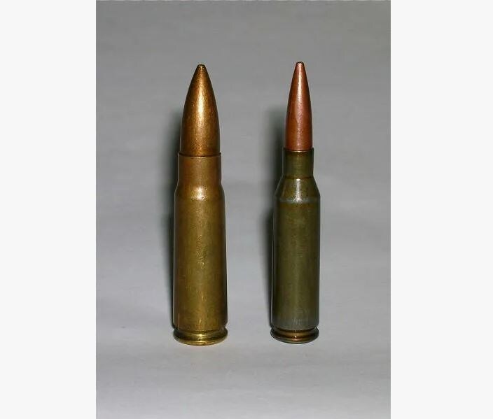 Патрон 7,62 × 39 мм (слева) и патрон 5,45 × 39 мм.