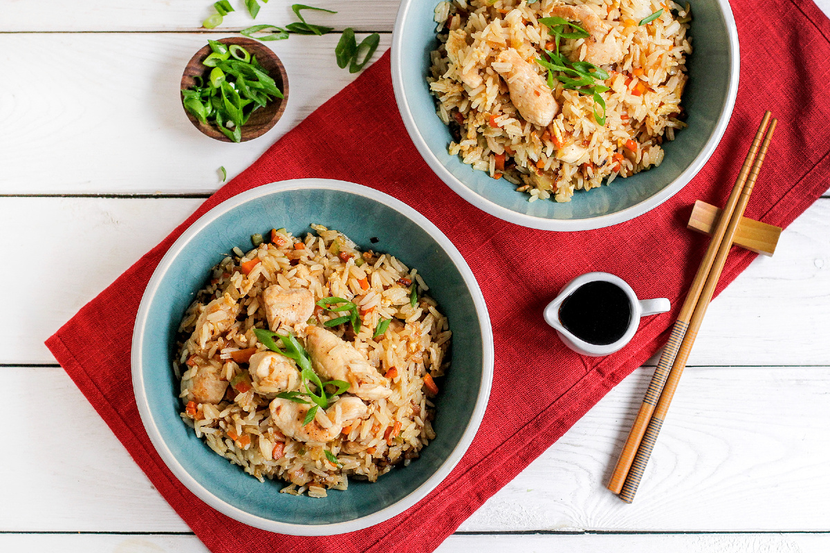 Цыплёнок по-тайски с рисом, яйцом и азиатским соусом