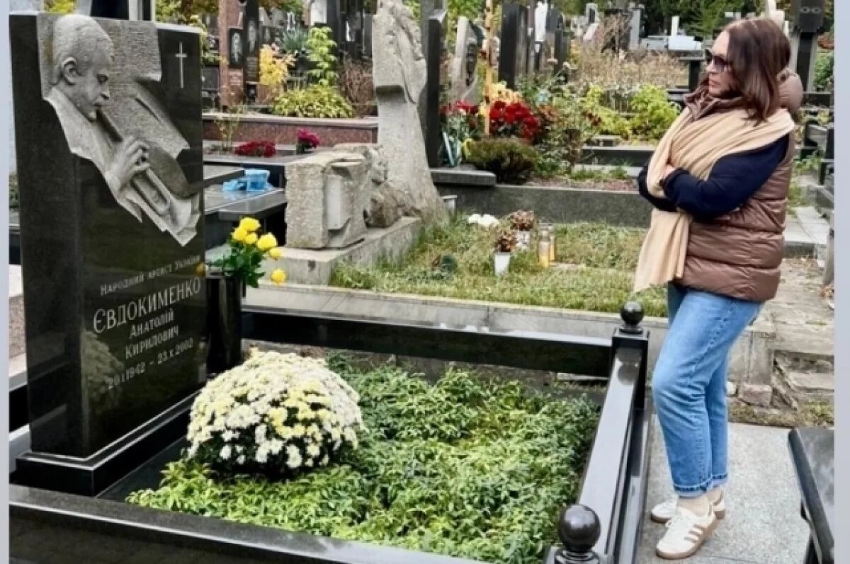    Часть поклонников Ротару не узнала ее на фото возле могилы мужа