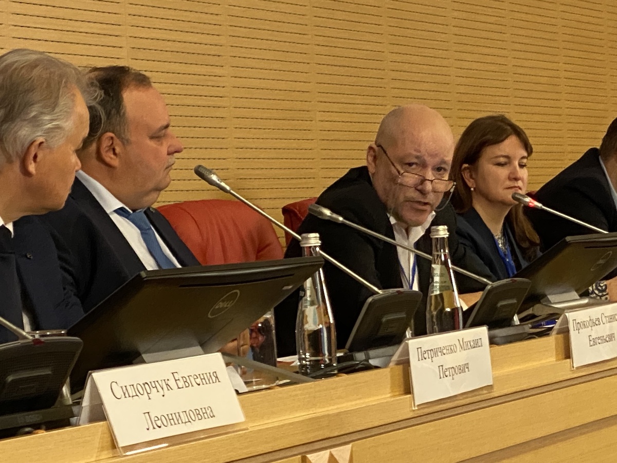 Пленарное заседание. Выступает представитель Банка России Александр Коланьков. Он убеждён, что школьников нужно учить зарабатывать деньги уже в школе. 