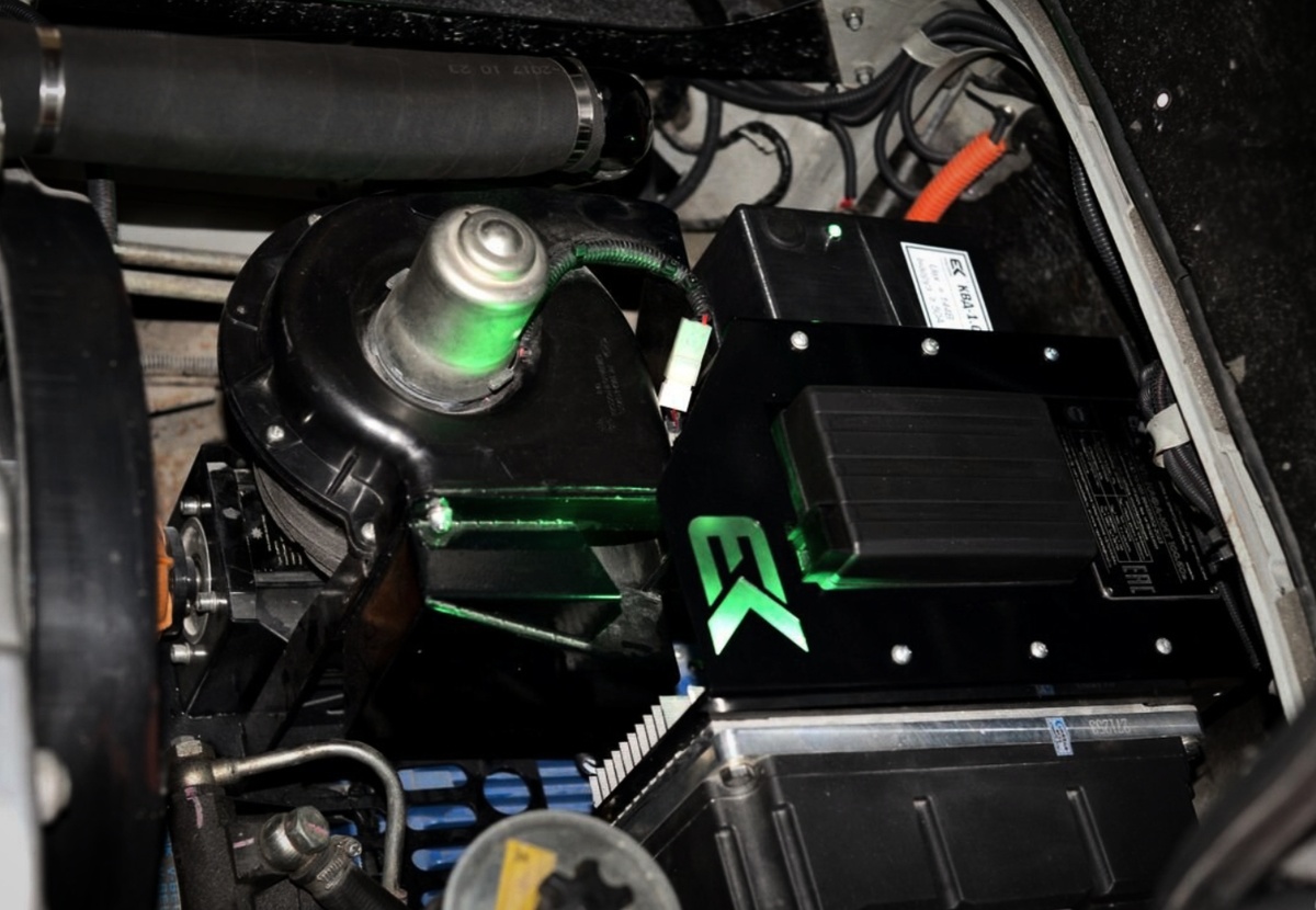 Вид на двигатель, он очень похож на системный блок от моего компьютера.