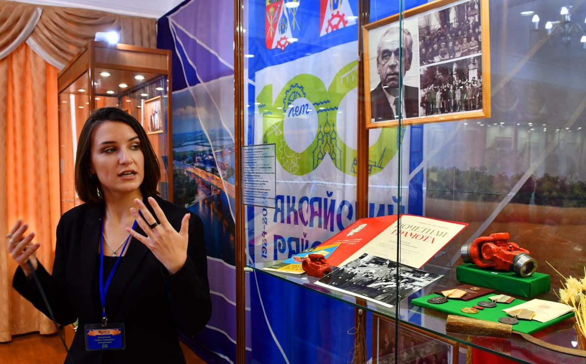 Заведующий отделом научных экспозиций Старочеркасского музея-заповедника С.С. Багаевская проводит экскурсию по выставке «С районом связанная жизнь». / ФОТО Александра Блотницкого