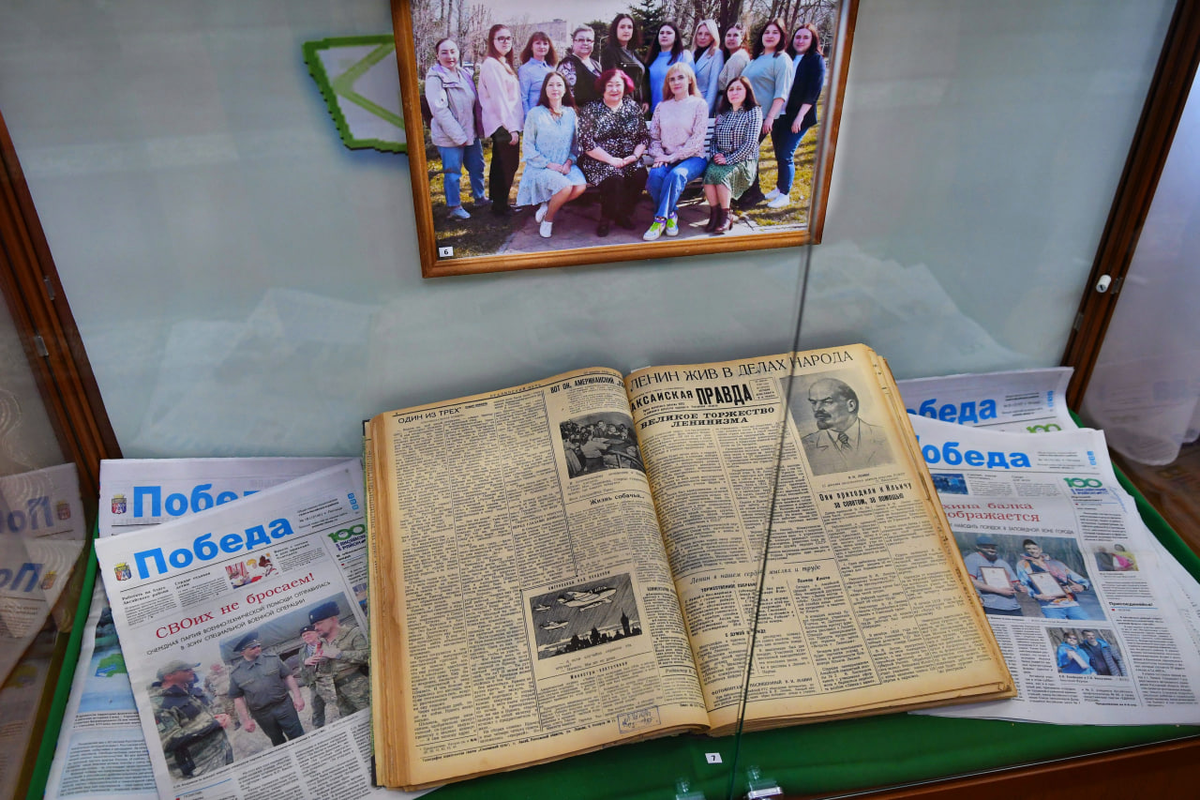 Витрина, посвященная районной газете «Победа».  / ФОТО Александра Блотницкого