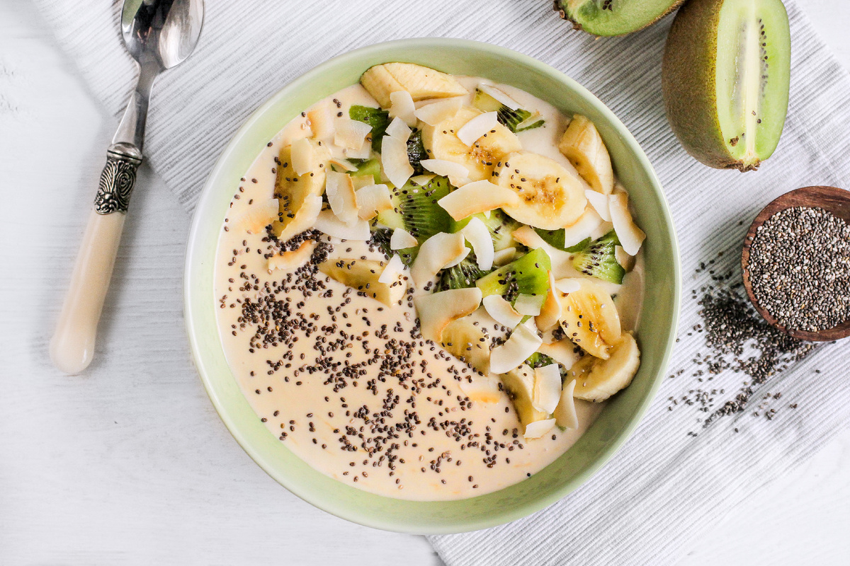 Йогурт «Райский остров» с бананом, киви, кокосом и семенами Чиа