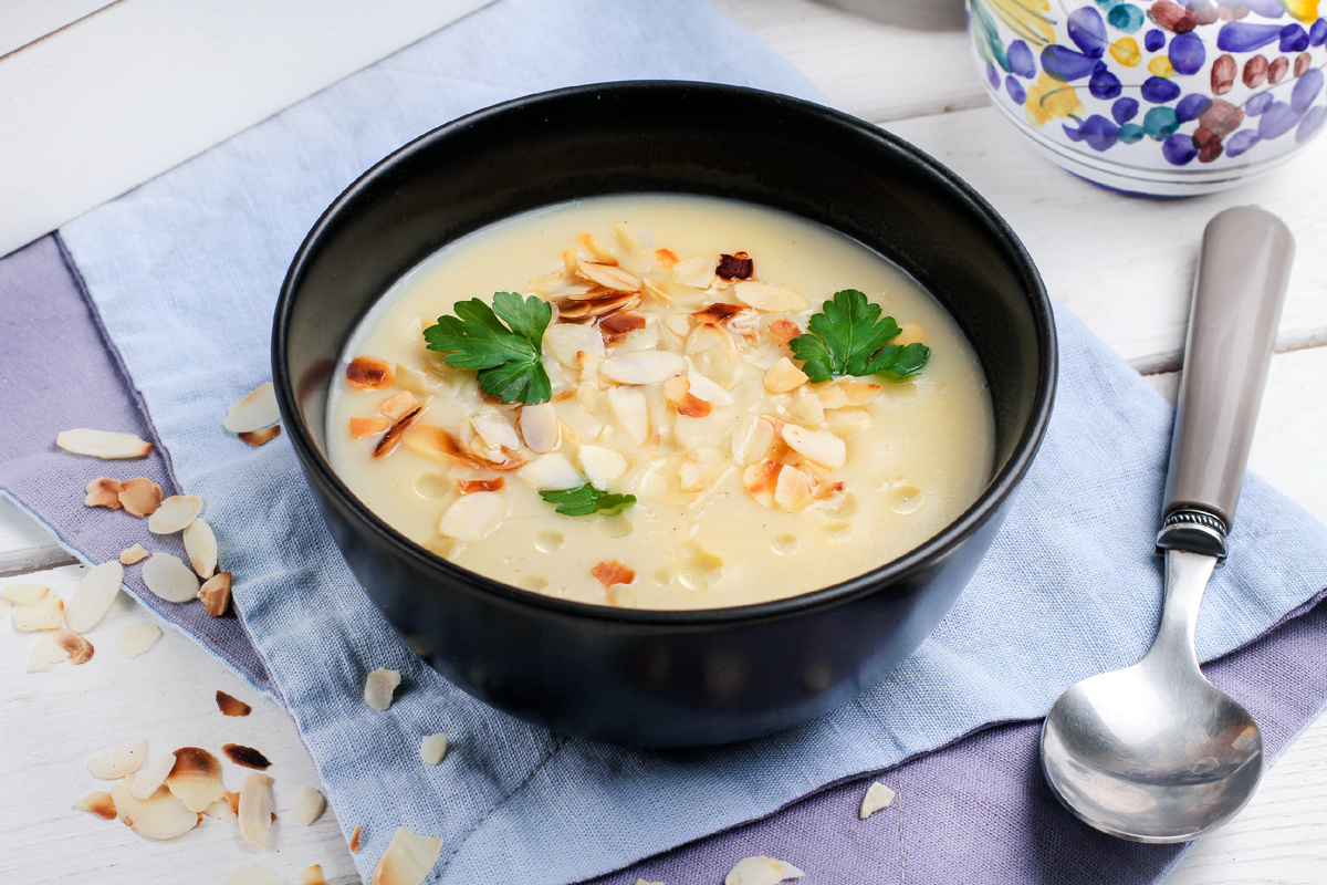 Крем-суп из цветной капусты на миндальном молоке