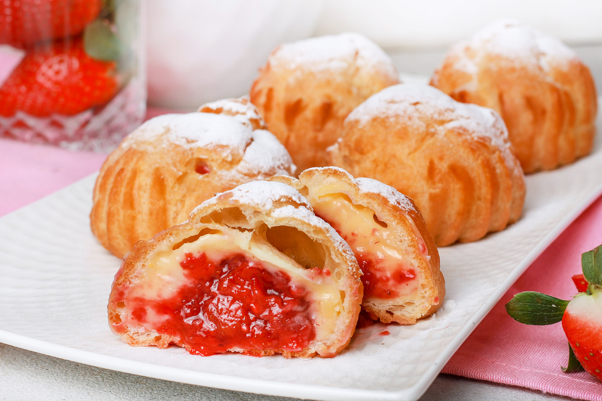 Пирожное Шу с клубничным сердцем и заварным кремом