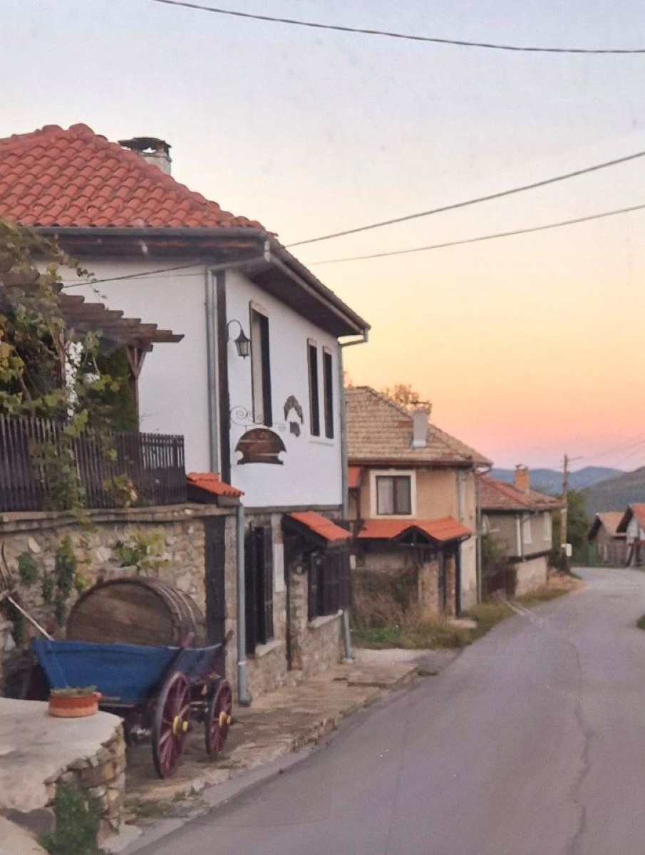 По дороге встречаются "открыточные" деревеньки, где на одной стороне дороги может стоять телега, а на другой - попасться недешевая машина.