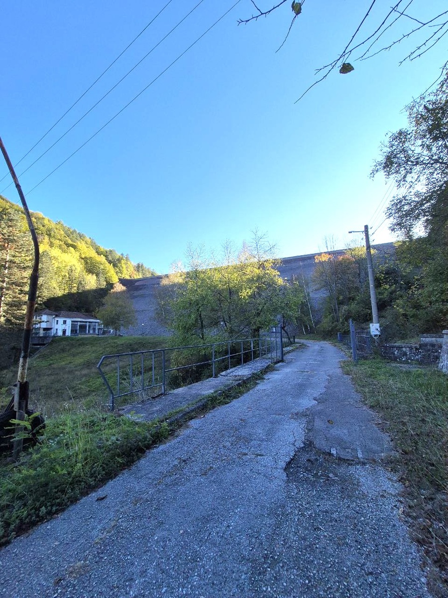 В начале нашего путешествия мы промахнулись с поворотом и заехали в тупик. И нет - это не дорога встала на дыбы - эта дамба очередного водохранилища. Прямо под ней деревенька, страшновато как-то даже.