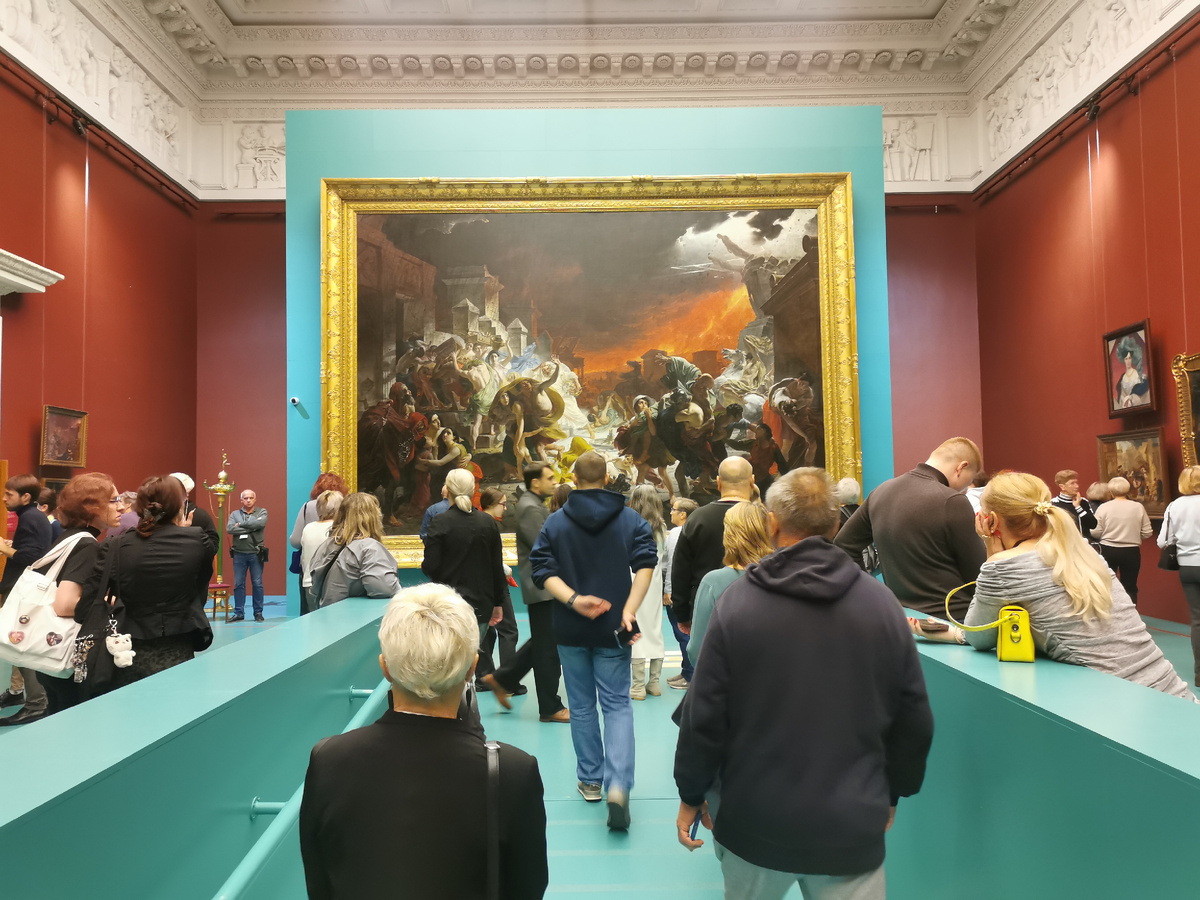 Экспозиция с картиной "Последний день Помпеи".